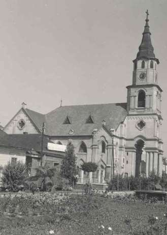 51. Ev. a. v. kostol na západnej strane námestia, pohľad zo severovýchodu, 1918. Reprodukcia čiernobielej fotografie zo zbierok Drevárskeho a lesníckeho múzea vo Zvolene, sign.