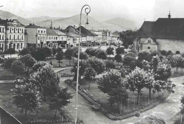 53. Masarykov sad, dnešný park Ľudovíta Štúra na severnej strane námestia, 1933. Reprodukcia čiernobielej fotografie z Mestskej kroniky, album J. Ďurkoviča.