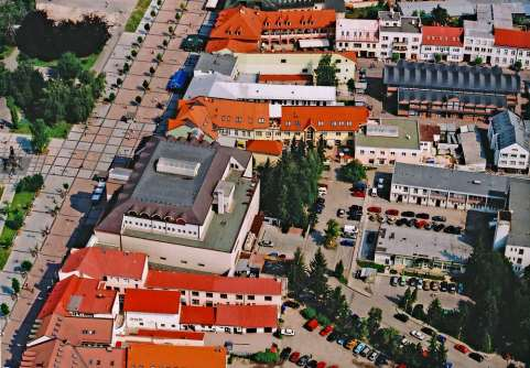 FOTODOKUMENTÁCIA SÚČASNÉHO STAVU LETECKÉ FOTO 69. Stred Námestia SNP, vľavo hore so zástavbou východnej strany. Digitálne foto, PhDr. Václav Hanuliak, august 2005.