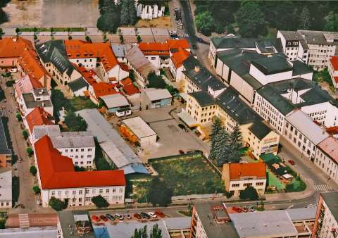 71. Zástavba juhozápadnej časti pamiatkovej zóny okolo Domu služieb a tržnice, vľavo s časťou rezervnej plochy R8. Digitálne foto, PhDr.