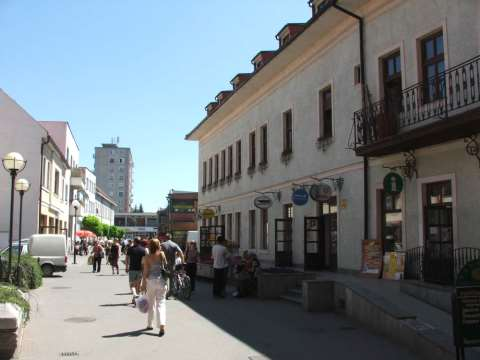 102. Pohľad z prechodu medzi domom č. 32/72 a domom na parcele č. 173 do Trhovej ulice, vľavo dvorové krídlo domu č.