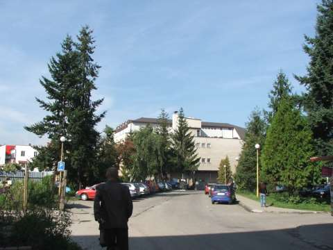 117. Južná strana vnútrobloku, vymedzená Sládkovičovou ulicou, západnou radovou zástavbou Námestia SNP, Trhovou ulicou a z východnej strany Kozačekovou ulicou. 118.