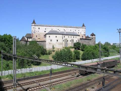 KULTÚRNE PAMIATKY V PAMIATKOVEJ ZÓNE 119. Zvolenský hrad s areálom č. ÚZPF 1129/1-15, pohľad zo severnej strany z Námestia SNP. 120.
