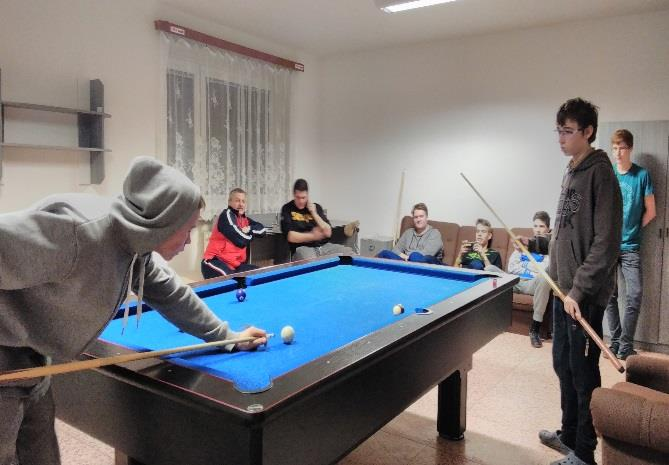 TURNAJ V POOLU THE POOL TOURNAMENT TURNIER IM POLO Dne 15. 3. se konal na naší škole turnaj v Poolu. Přihlásilo se 11 hráčů, aby byl počet hráčů sudý, zapojil jsem se do předkola.