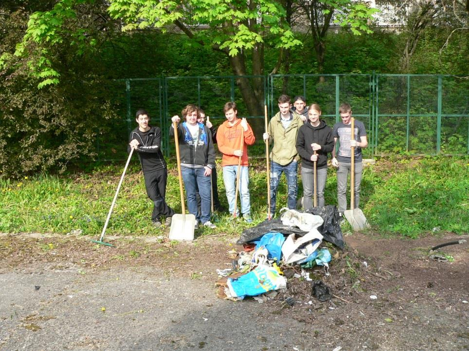 Potom žáci školního Ekotýmu ze třídy MZB3. za pomocí svých spolužáků provedli úklid veřejného prostranství mezi plotem naší školy pod Domovem mládeže a prostorem za plotem Ekodvora na ulici Jílová.