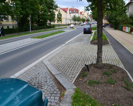 8. Nevýhody opatření - chybějící přechody pro chodce přes boční ulice U Nemocnice, Komenského a Lužická po pravé straně od ulice Hlavní třída ve směru jízdy k centru města (Chebské křižovatce), -