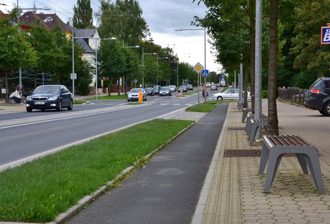 Obrázek 19: Ulicí Hlavní třída vede několik linek městské hromadné dopravy (autobusy a trolejbusy).