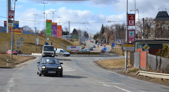 CO SLUŽBA OBSAHUJE Doplňující údaje (měření rychlosti, pasportizace) 90 80 70 60 50 40 30 20 10 0 průběh intenzity vozidel v 15 min intervalech [voz/15min]: směr 6 S - soupravy N- nákladní vozidla O