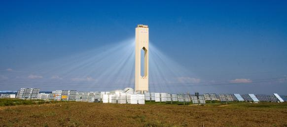 Technologie koncentrátorů Fresnelova zrcadla (Fresnel reflectors) 2D traker zrcadla v jejichž společném ohnisku je potrubí s teplonosnou látkou technologie je levnější než parabolická zrcadla zrcadla