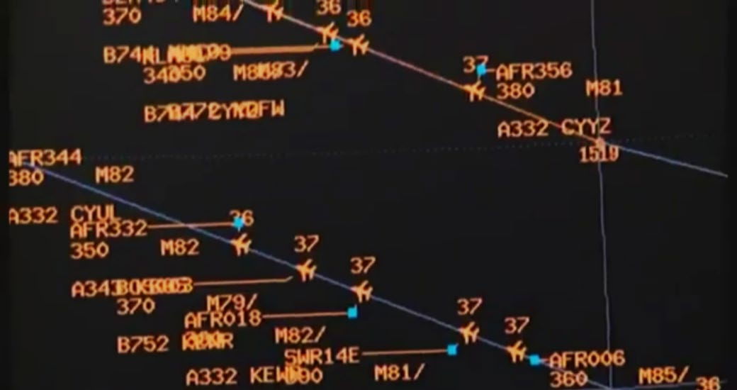 skrze FDD obsluhuje i datovou komunikaci s letadly. GDD je prostým převedením alfanumerické informace z FDD do grafické formy a zajišťuje tak zobrazení letového přehledu.