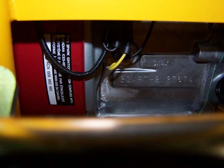 Obr. Příklad výrobního štítku stroje 2.4. Identifikace motoru V případě závady motoru je zapotřebí udávat rovněž typ a výrobní číslo motoru. Toto číslo je vyražené na bloku motoru.