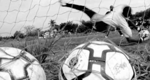 Fotbalové jaro v Travãicích 2011 Fotbalové jaro v Travãicích mûlo tentokrát dvû zcela odli né poloviny, ta první zaãala úspû nou zimní pfiípravou a úvodními mistrovsk mi zápasy A- muïstva, v té dobû