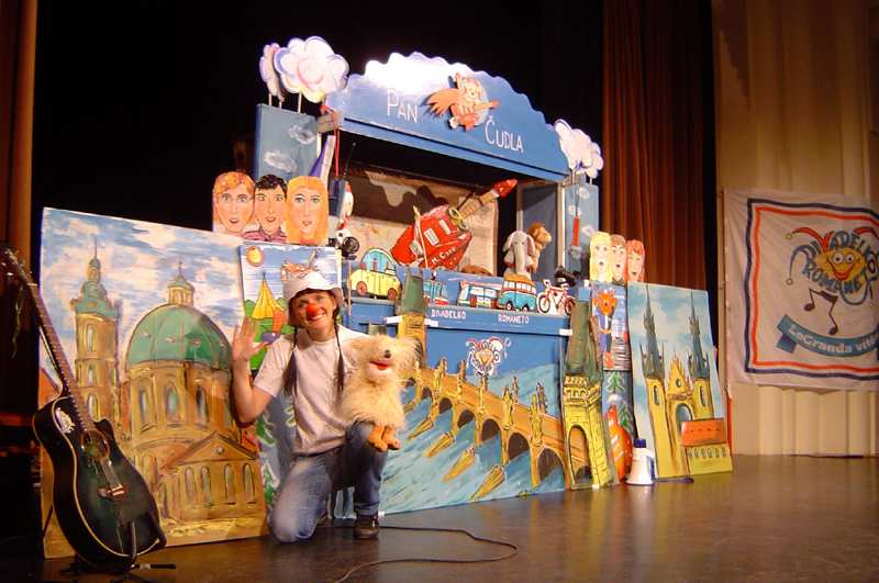 Interaktivní vystoupení s dětským publikem v příběhu pejska Pana Čudly v Divadélku Romaneto. Hudební děj s písněmi na podkladě živě hraných i reprodukovaných písní.