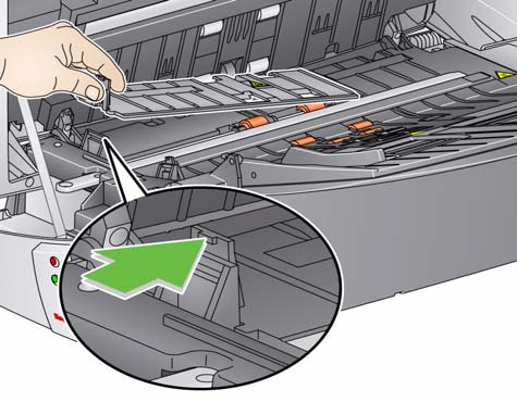 Čištění válečků apřepravního mechanizmu 1. Kolečka válečků ručně otočte a otřete je pomocí podušky pro čištění válečku. 2. Odstraňte prach a nečistoty z drážek kolem válečků. 3.