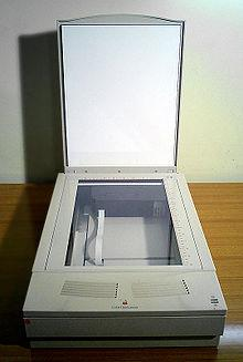 Prechodový skener Prechodový skener sníma dokument na rovnakom princípe ako faxový prístroj. Táto skupina skenerov je určená na snímanie papiera s formátom maximálne A4.