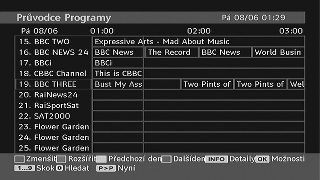 Informační proužek lze také kdykoli během sledování televize zobrazit stiskem tlačítka INFO na dálkovém ovládání. objeví se stručné informace o programech na daném kanálu, např.