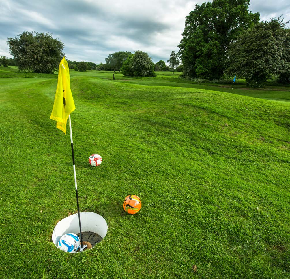 FOTBAL GOLFOVÉ HŘIŠTĚ Fotbalgolfové hřiště pro děti a začátečníky Jednoduché překážky a malá vzdálenost (hlavně pro děti) Hřiště s 9 12 jamkami Nemá charakter