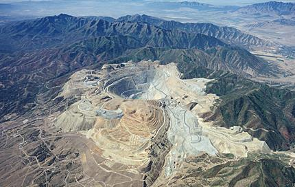 Důl Kennecott Copper Mine - Utah údajně jedna ze dvou člověkem vytvořených staveb na