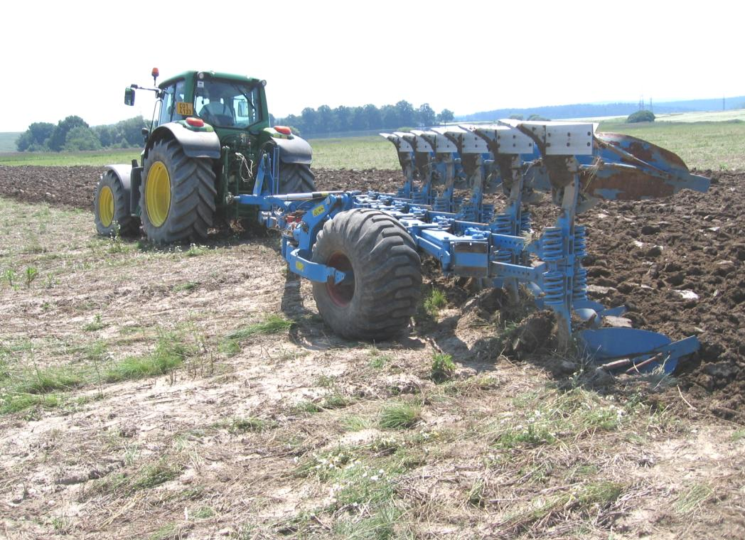 Obr. 17 Traktor John Deere 6920S v soupravě s návěsným 6-radličným pluhem Lemken Vari Diamant10 Pro výpočet prokluzu byla naměřena teoretická dráha při jízdě traktoru v brázdě s vyhloubeným pluhem u