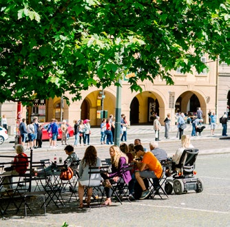 Využití Pražských židlí a stolů Pražské židle jsou pravidelně využívané. Během sledovaného období od července do října židle využilo cca 130 000 osob po celkovou dobu 35 000 hodin.