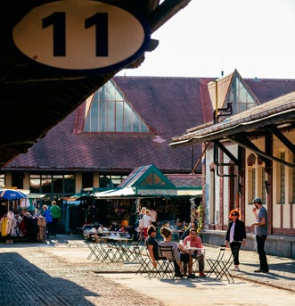 Pražská tržnice Nejvíc lidí pražské židle v tržnici využívá před představením v divadle Jatka 78, lidé si nosí ven nápoje a sedí venku nebo postávají okolo v hloučcích.