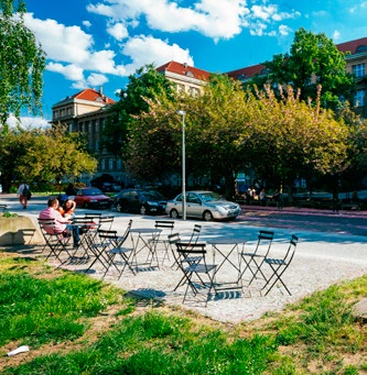 Kampus ČVUT Dejvice lokalita ulice Technická lokální správce FEL ČVUT množství mobiliáře 12 stolů 48 židlí sledované období 6 měsíců Zhodnocení využití Pražských židlí v kampusu V Dejvicích se