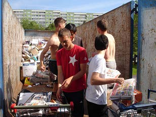 Jak probíhalo letošní sbírání druhotných surovin se můžete podívat zde: Roční plán EVVO na rok 2013/2014 Aktivita Termín Zúčastnění Očekávaný výstup Odpovídá Péče o životní prostředí Školní rok