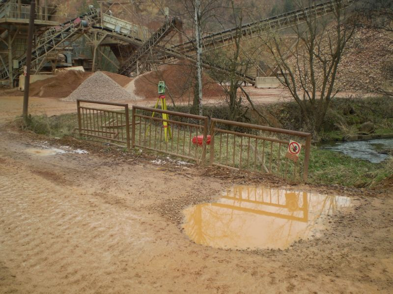 Zbirožský potok záplavová území Dvě nemovitosti na levém břehu, ř.km 6.480, naproti Jankovskému Mlýnu jsou též v záplavě Q100, ale mimo aktivní zónu (vlevo dole). Ostrovecký Mlýn, ř.