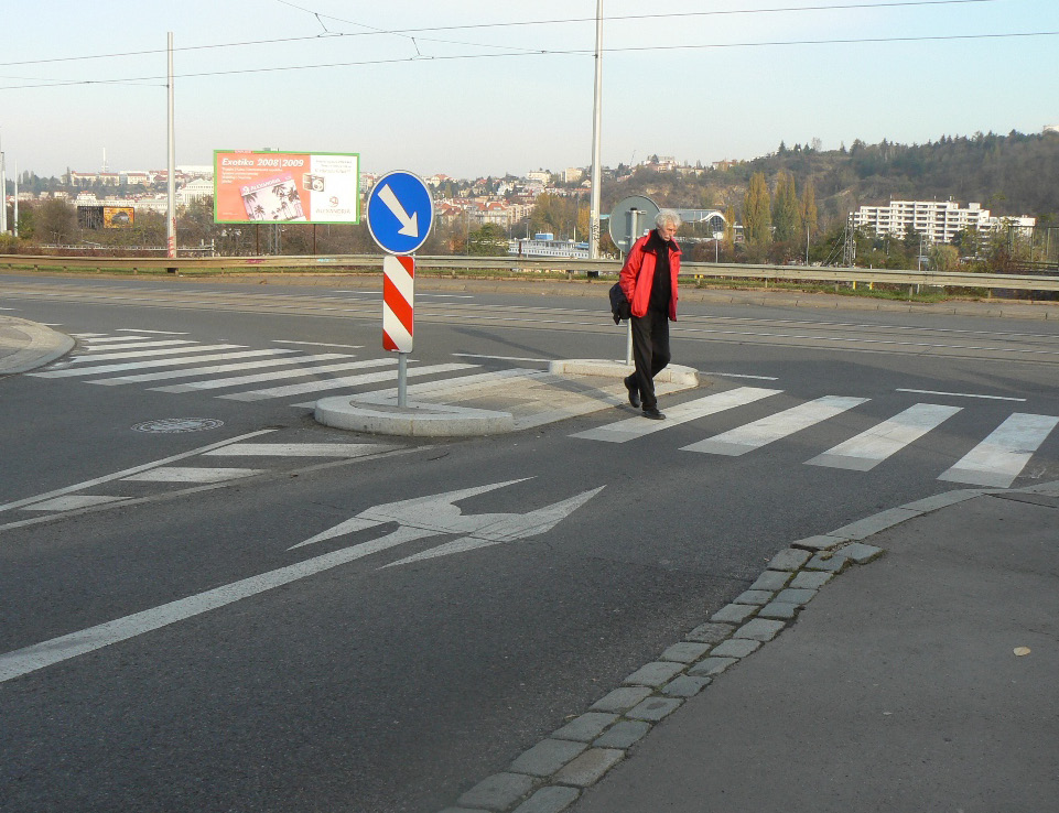 Rekonstrukce křižovatky Rumunská x Londýnská (ZŠ Londýnská, projekt v r. 2004, realizace 2006) Rekonstrukce křižovatky Korunní x Šumavská (ZŠ K. V. Raise, projekt v r.