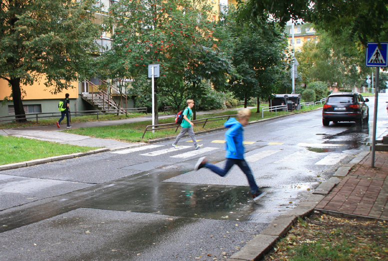 30 km/h umírá přibližně 5 % chodců, při rychlosti 50 km/h 45 % a při rychlosti 65 km/h umírá téměř 85 % chodců.