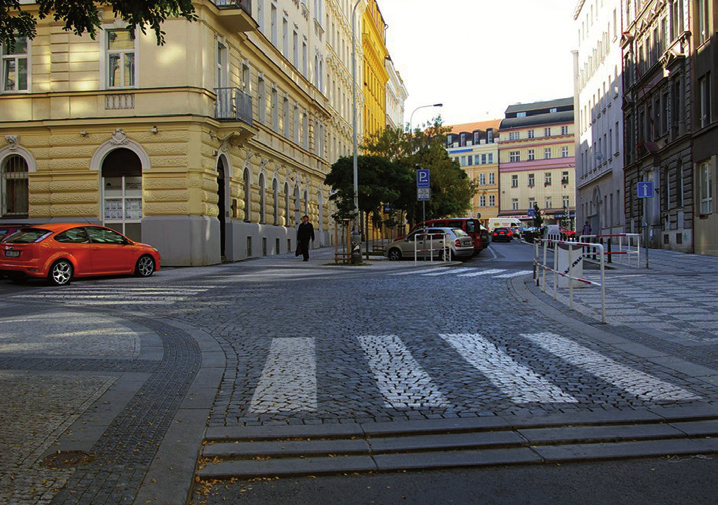 Vysazené chodníkové plochy Obvykle jde o lokální rozšíření chodníku na úkor ploch pro motorovou dopravu většinou parkovacího, výjimečně i jízdního pruhu.