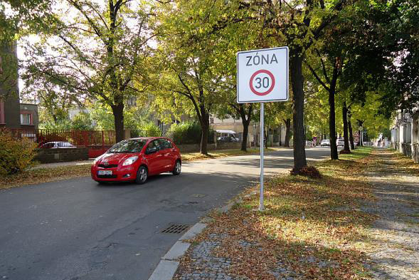 chodce, křižovatky apod.). Může být také použito v místech, kde je třeba zdůraznit změnu dopravního režimu (vjezd do obytné zóny nebo zóny Tempo 30 apod.