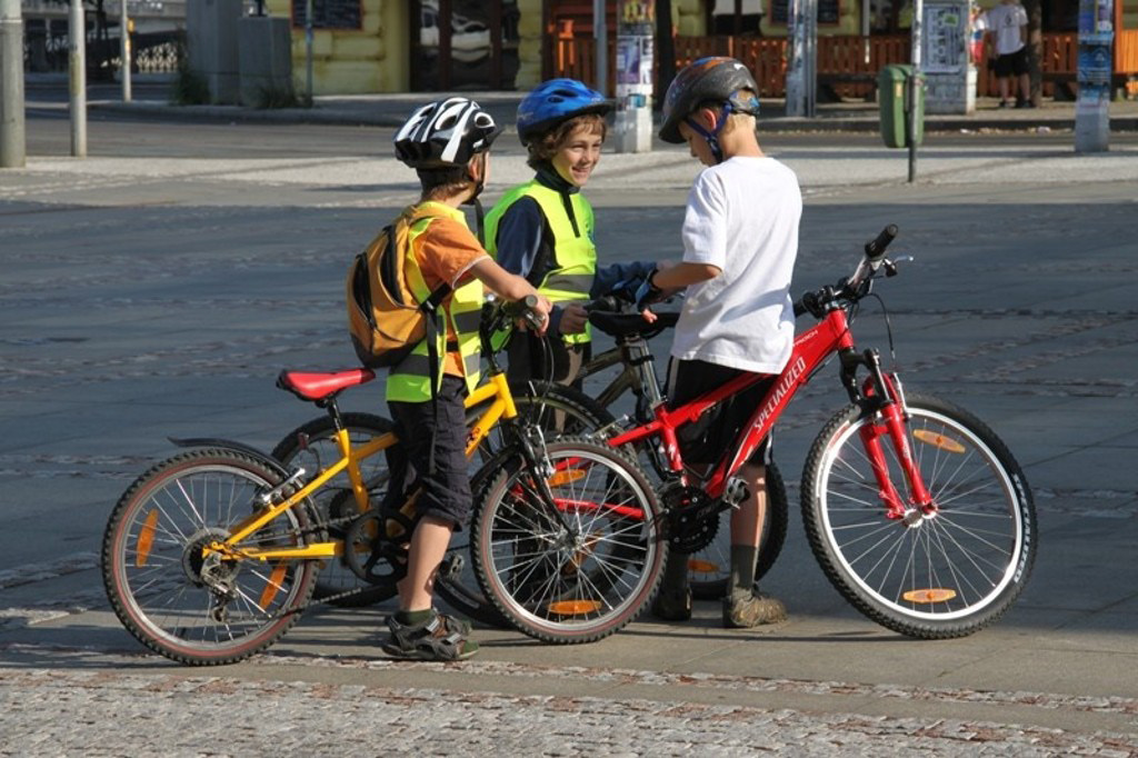 Podpora cyklistické dopravy Je známo, že děti nesmírně rády jezdí na kole. Jízdní kolo je zároveň formou hry, nástrojem nezávislosti a prostředkem k rozvoji psychomotorických a fyzických dovedností.