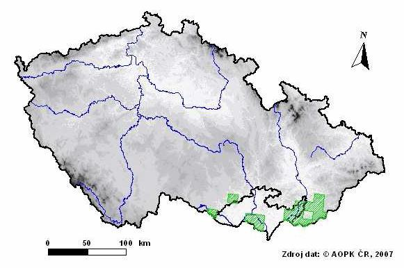 Hostitelskými rostlinami časných instarů jsou především hlohy a trnky. Housenky posledního instaru nejsou potravně specializovány a živí se listy řady druhů listnáčů. Druh má jedinou generaci v roce.