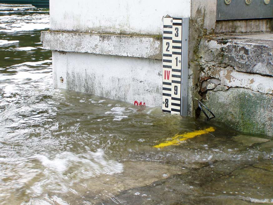 v. n. Hracholusky, na plaketě vyznačená výška hladiny při povodni