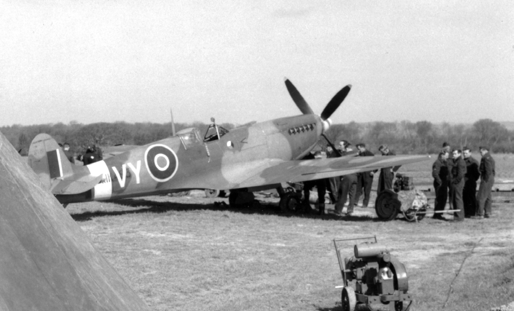 HISTORIE Tomáš Vybíral DSO, DFC * 29. 9. 1911 21. 2. 1981 Narodil se v Moravském Písku.