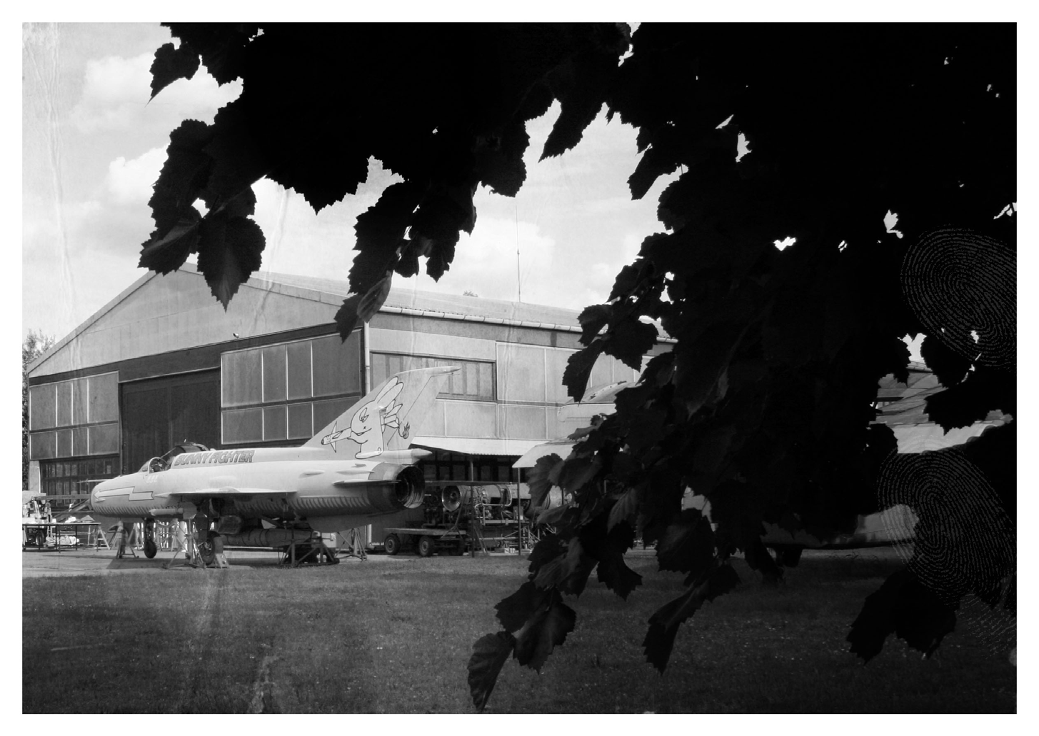BFC Ohromující novinka! Bunny Fighter stále existuje! Z dosud nejasného zdroje jsme získali fotografie údajně pořízené v květnu 2013, zachycující MiG-21BFC na neznámé evropské základně. Pplk v.v. Eduard Kleinkönnig potvrdil, že zcela jistě jde o stroj, se kterým v létě 2011 absolvoval konflikt války o mrkev a který zanechal ve střední Africe poté, co ji narychlo opustil.