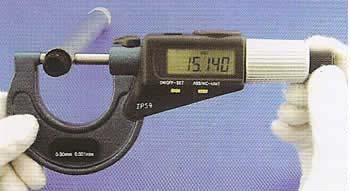Měření digitálním mikrometrem K měření vnějších rozměrů se používá třmenový mikrometr.