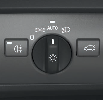 Jak funguje automatické ovládání světlometů? V režimu AUTO jsou k dispozici následující možnosti: Systém automaticky přepíná mezi denními provozními světly a potkávacími světly.