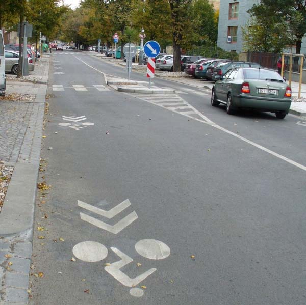 2. VYSVĚTLENÍ VYBRANÉHO POUŽÍVANÉHO NÁZVOSLOVÍ Piktogramový koridor pro cyklisty ("cyklopiktokoridor") - vymezen vodorovným dopravním značením (V20); upozorňuje řidiče na zvýšený výskyt cyklistů na