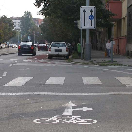 Nepřímé levé odbočení pro cyklisty ( tah koněm ) může být provedeno více způsoby, smysl však zůstává stejný (obr. 4 příklad). Obr. 4 Nepřímé levé odbočení v Praze -Vršovicích (zdroj: http://doprava.