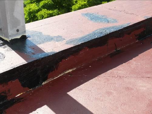Střešní terasy Obrázek 13: Ve spoji mezi vodorovnou izolací střechy a svislou atiky prosvítá montážní pěna.