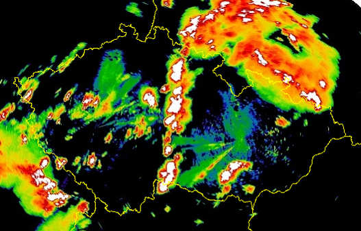 a) b) Obr. 13 Výřez radarového snímku pořízeného dne 21. 6. 2007 v termínu 12:30 UTC (a) a družicového snímku družice NOAA ze stejného dne a termínu 12:29 UTC (b).