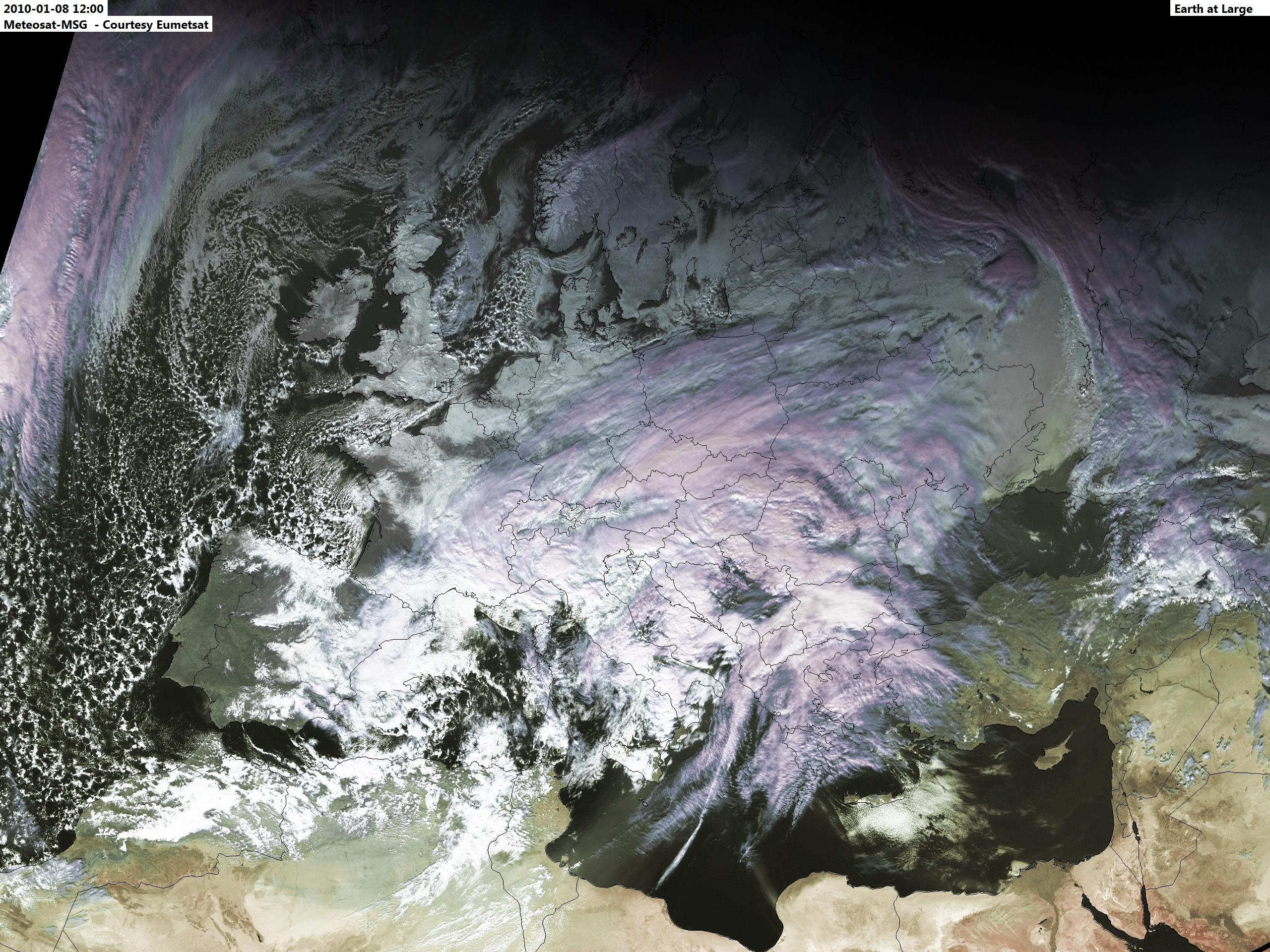 a) b) Obr. 27 a) Výřez družicového snímku družice METEOSAT MSG ze dne 8. 1. 2010 12 UTC, který zobrazuje několikanásobné oblačné pásy.