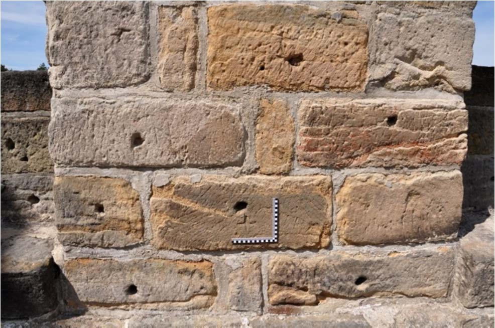 4.3.2 Průzkum opracování kamene a řemeslného a technologického provedení zdiva Běžné zdící kvádry nemají tvar pravidelného pravoúhlého hranolu.