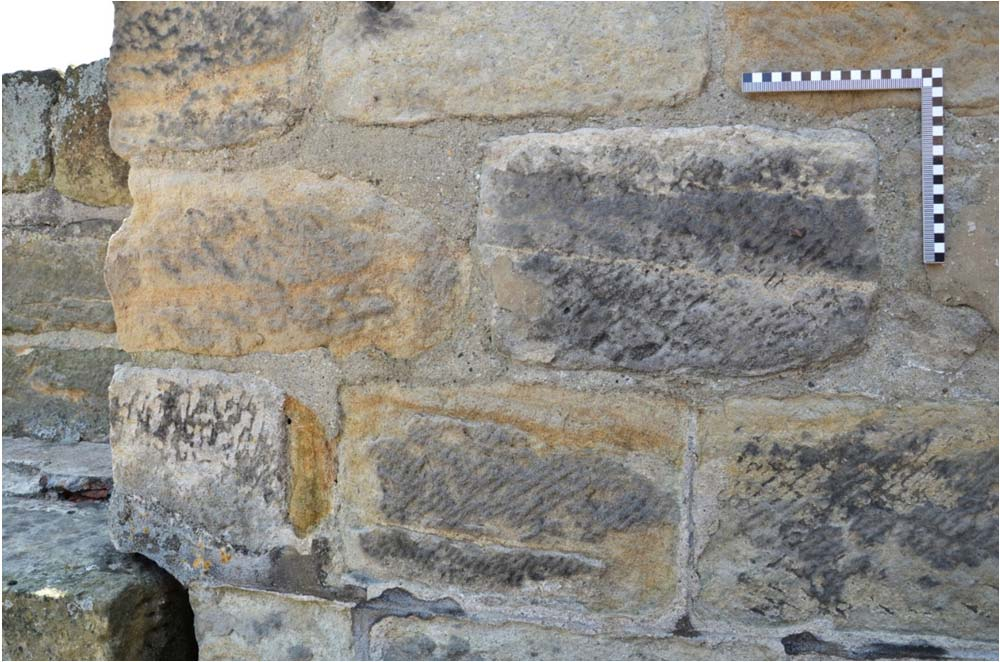 14) Hrad Kost, jižní hradba jádra hradu, vnitřní strana, pohled od severozápadu, stav po očistění. Detail novodobého, převážně cementového spárování, dole s vyrýsovávaným kvádrováním (foto M.