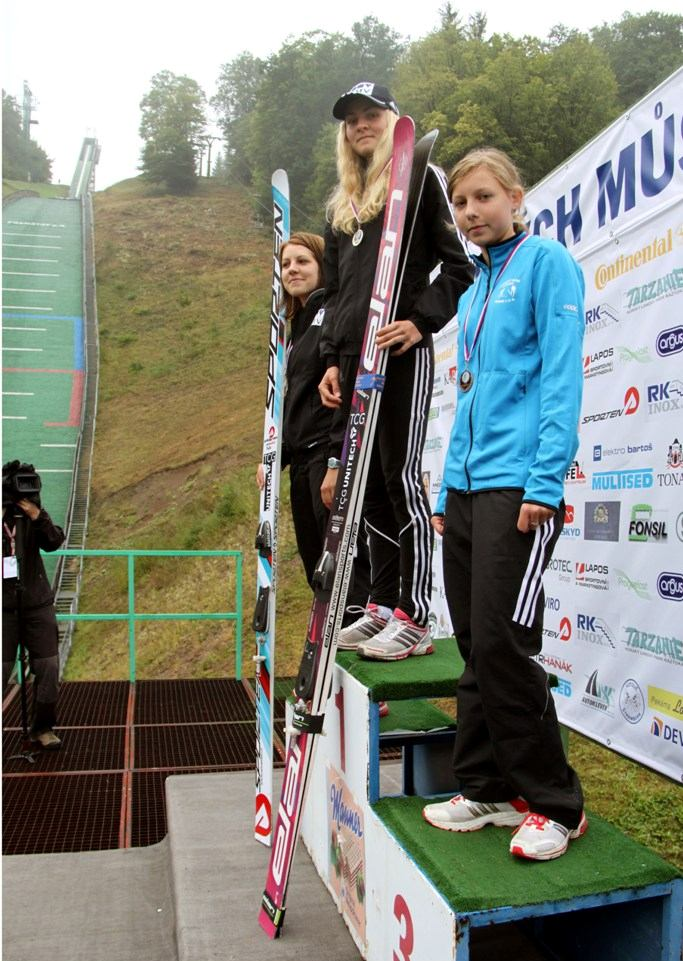 Na stupních vítězů Letního Mistrovství ČR žen 2012 zleva: 2. Vladěna PUSTKOVÁ z TJ Frenštát p.r., vítězka 1. Michaela DOLEŽELOVÁ z TJ Sokol Kozlovice a 3.