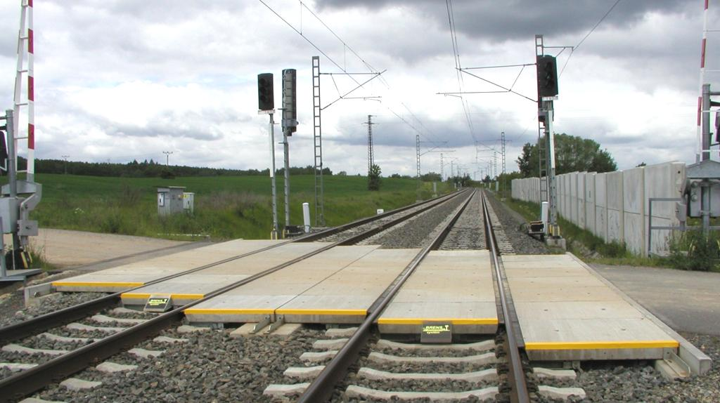 ŽELEZNIČNÍ PŘEJEZDY DVOUKOLEJNÉ A VÍCEKOLEJNÉ BRENS systém představuje řešení železničních přejezdů způsobem, který respektuje odlišnost tuhostí konstrukce jízdních drah (