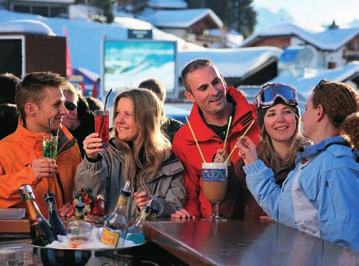 Sněhové apéro v Bolgen Plaza Davos Ať vyrazíte z hotelu v trendovém oblečení nebo se dostavíte kání hřebíků (Nageln), kde se vy- flirtu nebo při zábavném zatlou- ještě v lyžařském, DJ Robbi