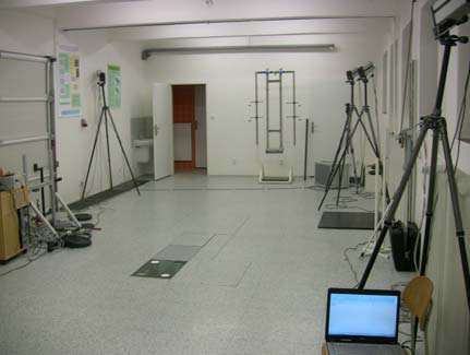 Rozmístění kamer a dynamometrické desky v laboratoři ukazuje názorně obrázek 6. Obr. 6. Rozmístění kamer systému Qualisys Pohled proti směru pohybu (vlevo), pohled po směru pohybu (vpravo).